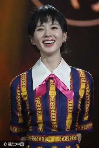 刘诗诗大笑露齿.  图片来源:小虾米/视觉中国