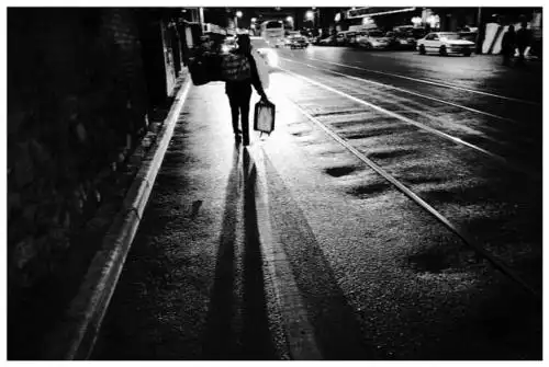 远行的路人,提着包艰难的一步一步往前走,身后留下了长长的