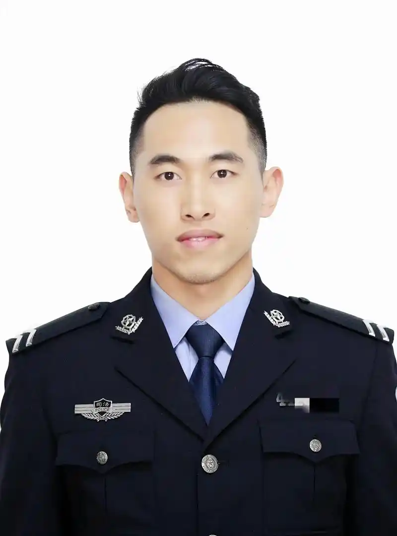 换上新的铠甲,变的是工作和身份,但不变的是炽热的初心和责任的担当.