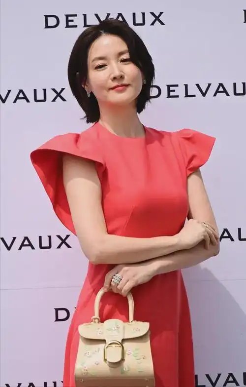 52岁李英爱生图太沧桑细纹多脸肿不自然网友女神真的老了