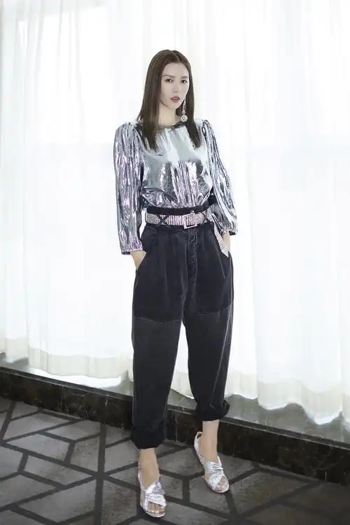 谭维维惊艳亮相盛典活动 时尚灵动闪耀全场