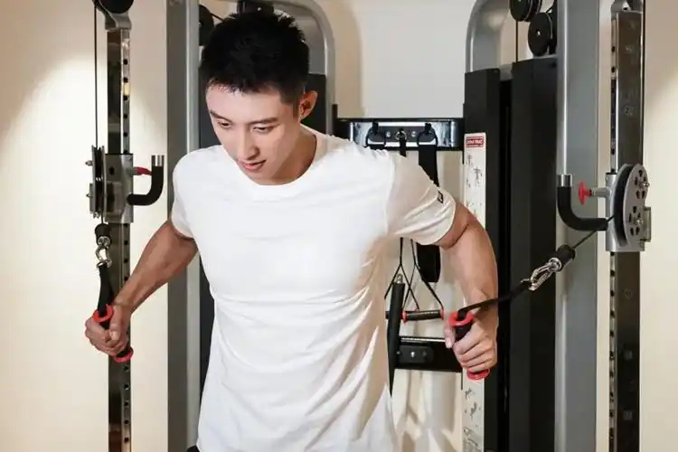 无家世无背景的"肌肉猛男"黄景瑜,资源却逆天,是谁在捧他?