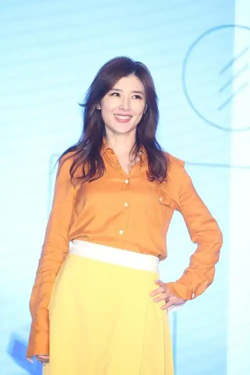 组图:50岁苏慧伦长发飘飘依旧少女感 时隔13年回归发专辑落泪