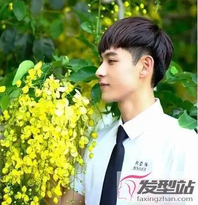 中学生男生发型做超人气时尚帅气学长