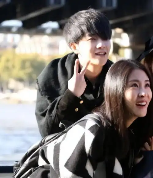 录制现场,他俩因为是新人且性格内向,和胡彦斌,周笔畅这些"前辈"有些