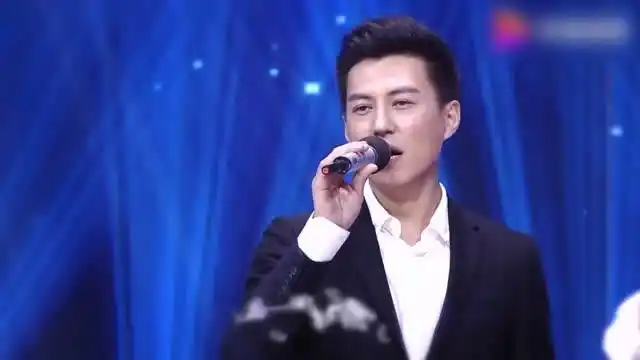 靳东唱歌,一开口就惊艳,网友:不愧是老干部