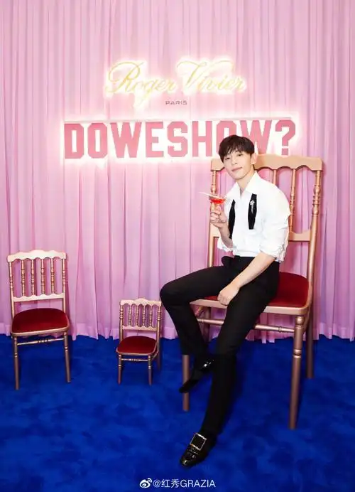 红秀现场#@邓伦穿着belleviviergentlemen男士鞋履翩然莅临活动现场