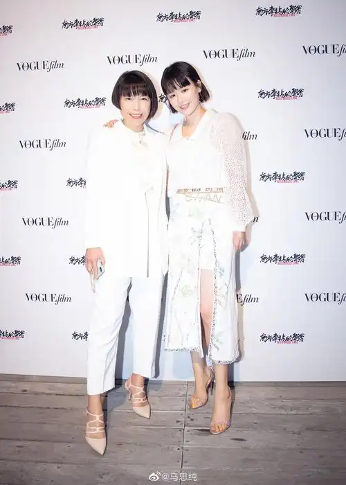 31岁的马思纯在蒋雯丽面前秒变乖乖女,白色开叉镂空裙减龄又时髦