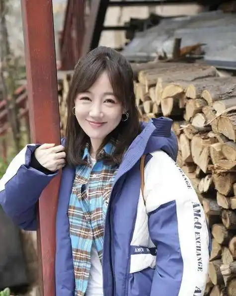 薛佳凝新恋情曝光,车内依偎显甜蜜,网友祝福声一片