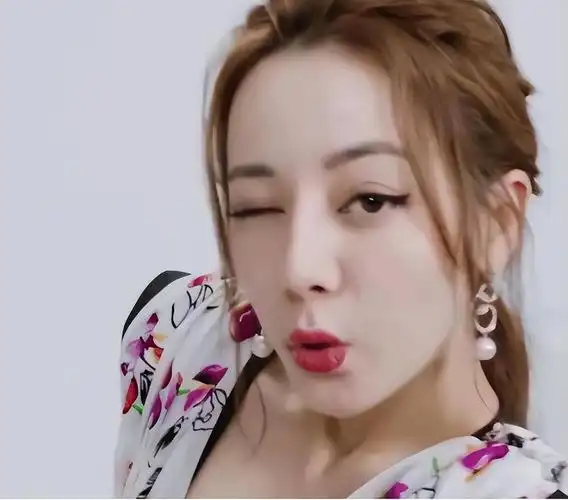 万茜嘟嘴,热巴,吴宣仪眨眼,女星油起来和男星简直不相上下