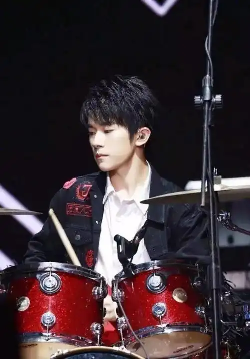 易烊千玺架子鼓表演