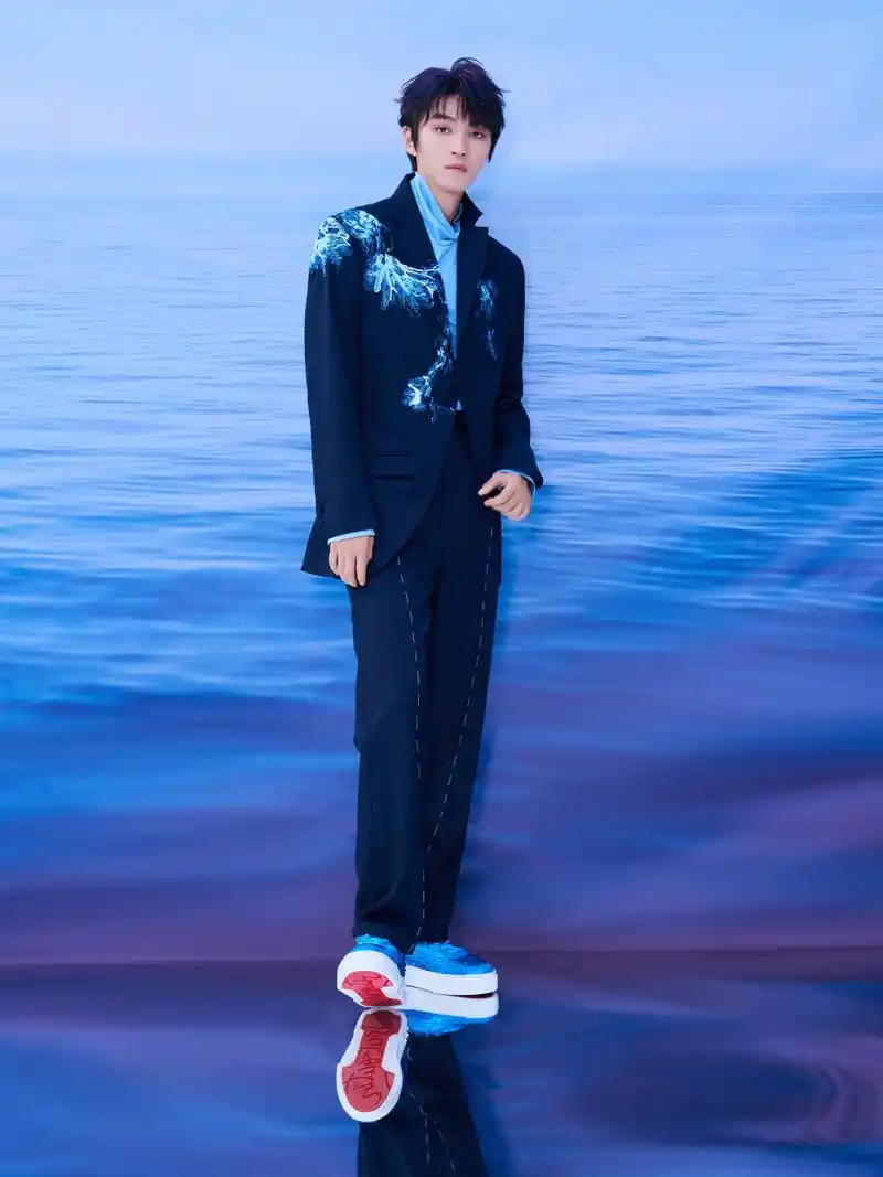 王俊凯轻纱漫舞串联成长碎片,涟漪阵阵潜入蓝色梦境,释义热爱,解构