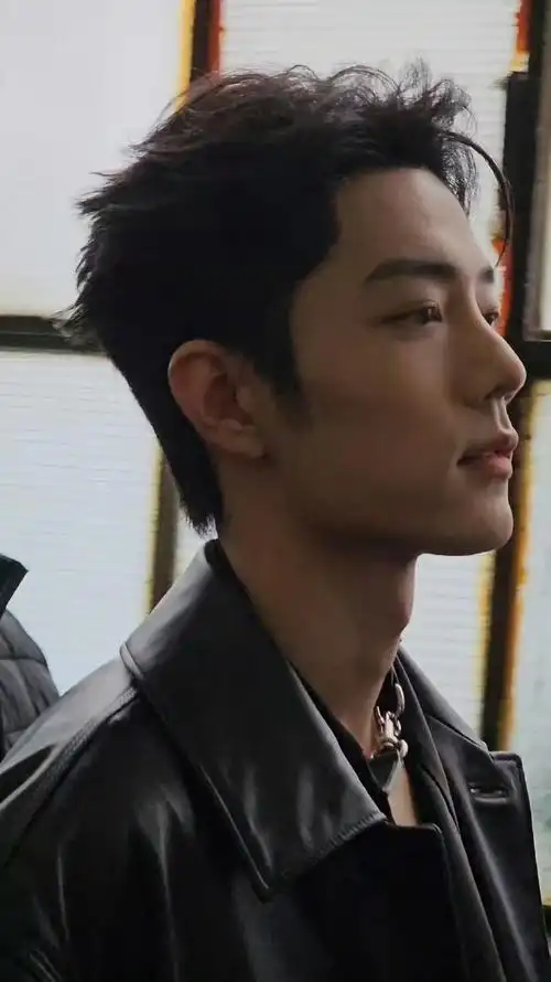 肖战领口一年比一年低#  这个侧脸,这个下颚线,这个颈部,这个笑,闷贩