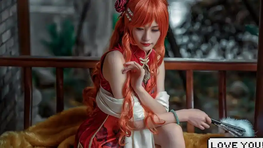 海贼王娜美cos,波浪长发开叉旗袍,娇坐长椅羽扇轻摇|娜美|开叉|旗袍