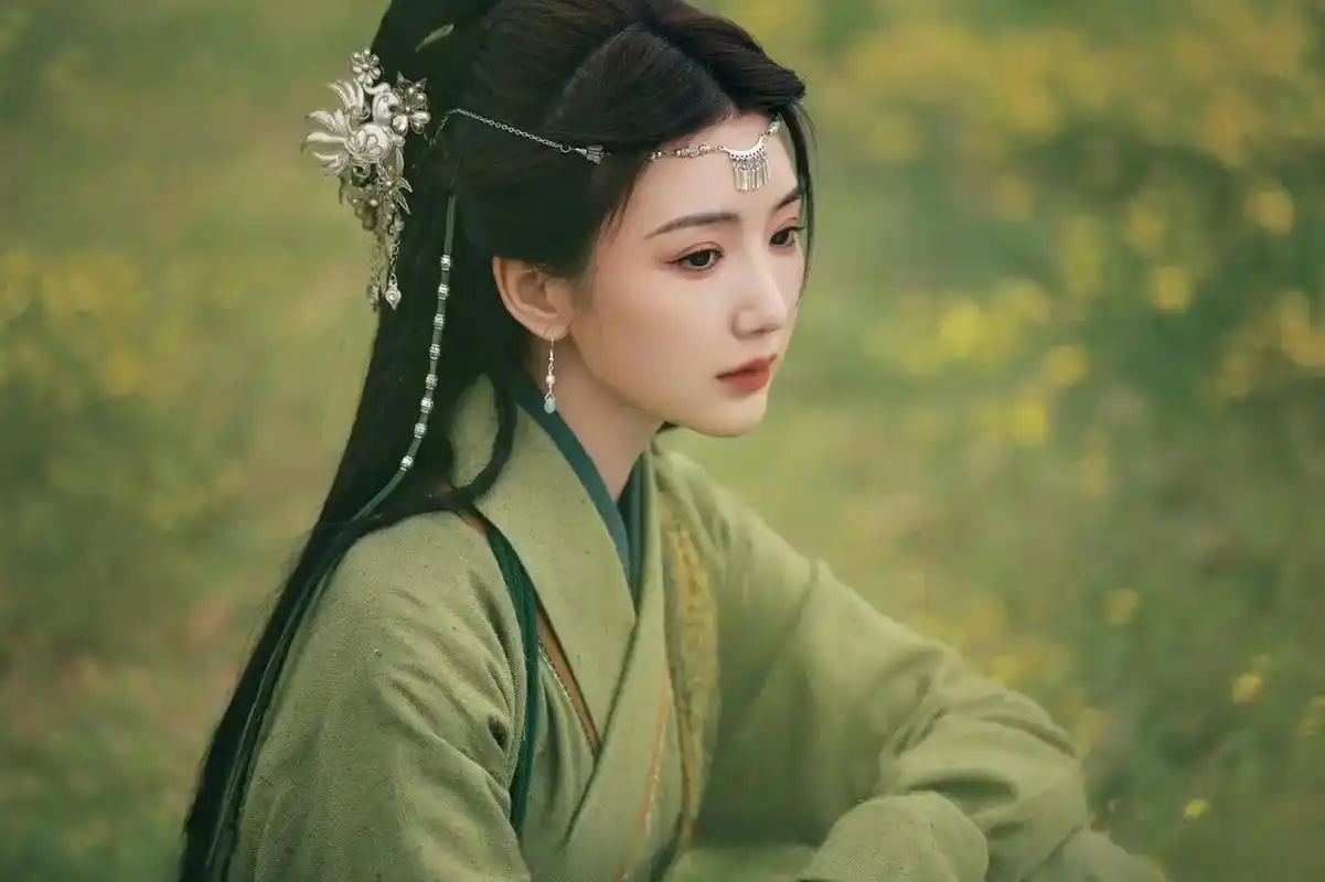 毛晓彤新古装好灵动,搭配眉心坠,行走江湖女侠的既视感,又美又飒[期待