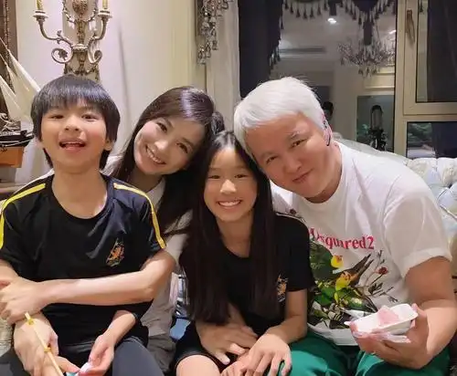 张庭晒全家人为林瑞阳庆生的照片,一家四口开心合影