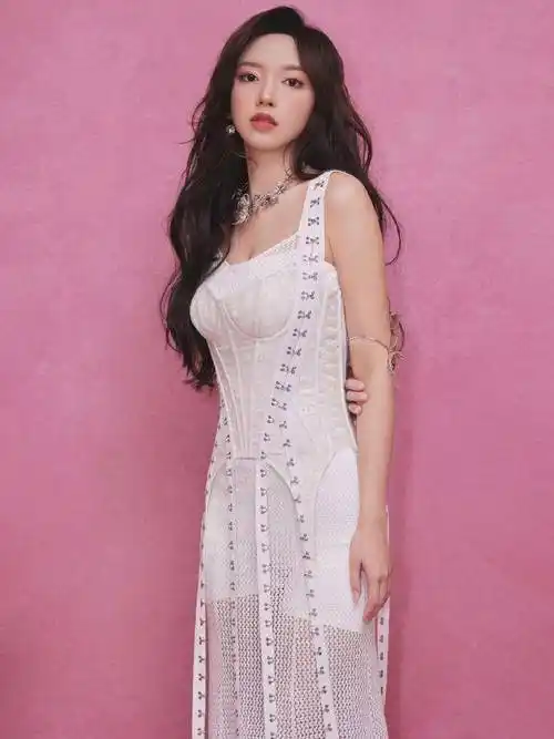 程潇身材被低估了吧! 67鱼骨胸衣搭配镂空吊带连衣裙,腰臀比绝了!