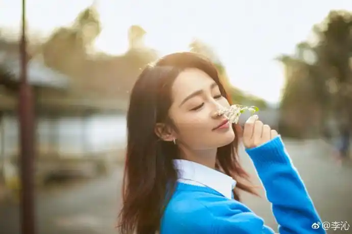 李沁迎着温暖微风去春游一身明亮蓝色装扮干净清新