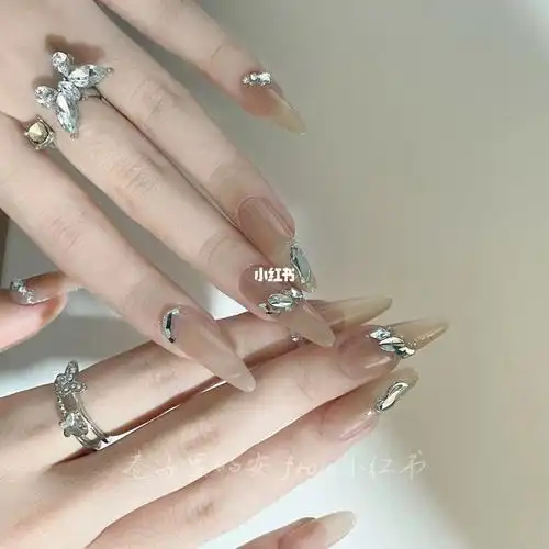 尖形裸色粘钻美甲