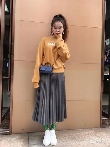 卫衣搭配半裙,再来一双高跟鞋非常适合ol们.