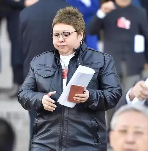 韩红减肥漂亮成功!瘦到脸脱相撑不住衣服,网友表示变太多认不出