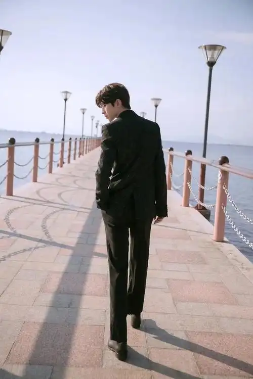 蔡徐坤背影杀 张张都是大片效果 完美身材一览无余