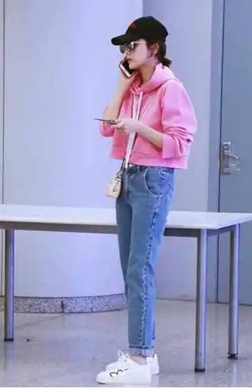 古力娜扎这一身打扮看起来是很休闲的,其实粉红色的卫衣也实在是可爱