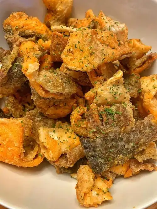 油炸三文鱼皮,两种调味方法,摆盘出来就是中餐和西餐的区别了