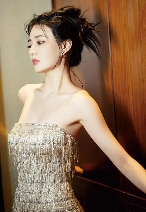 徐璐沙滩抹胸写真