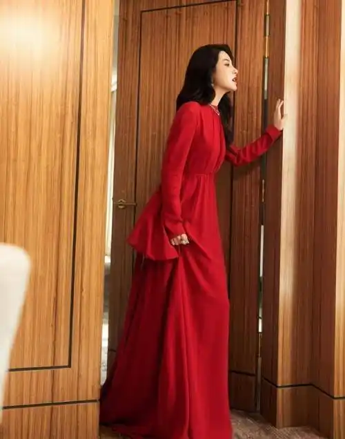 美艳大方韵味十足曾黎红色露背长裙太美