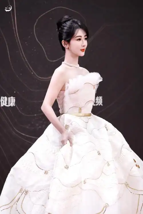 杨紫##杨紫1106生日快乐##愚人节站姐团建