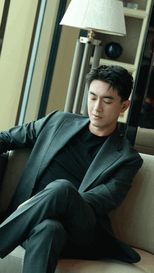 #风度星尚##林更新灰西装造型花絮##林更新你西装半永久吧#