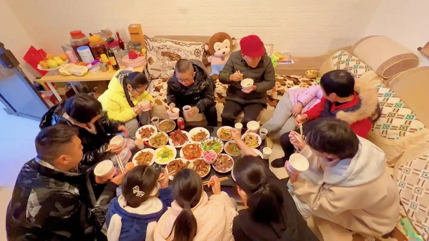 真热闹虎年仪式感一家人吃饭