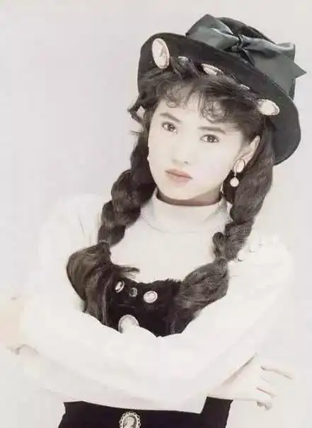 直到13岁的时候,伊能静母亲才带着她改嫁到日本,继父是一个非常好相处