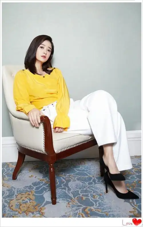 35岁蒋欣黑色长裙扮嫩笑容满面, 颜值嫩回少女样, 网友: 气质真好!