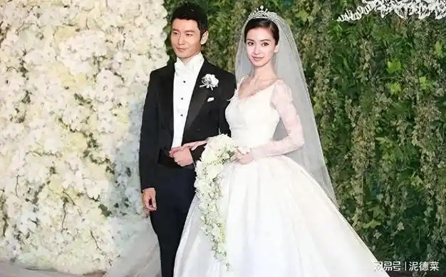 杨颖为了复出不择手段,和黄晓明带小海绵同游迪士尼还穿情侣装