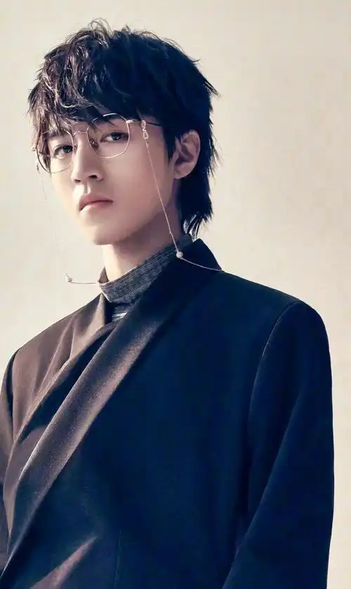 男明星狼尾发型#王俊凯狼尾造型狠狠的爱住了溢出屏幕的帅气 漫画男