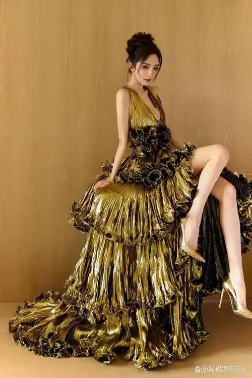 杨幂身着某2020秋冬高级定制礼服亮相雅诗兰黛三亚活动.