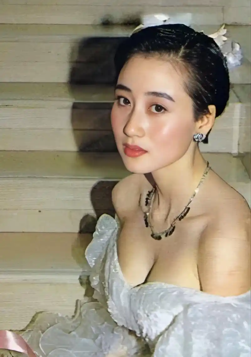 利智年轻时的照片,是李连杰的老婆.