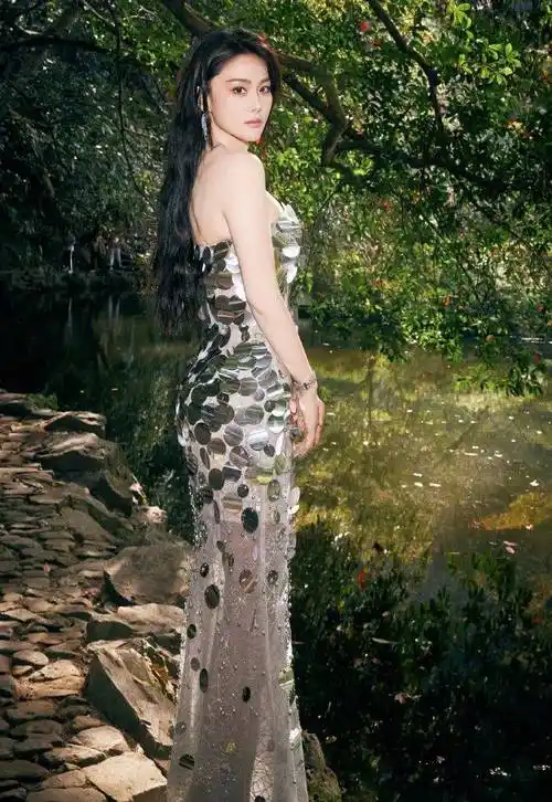 张馨予银片长裙写真!她肤白貌美露出事业线性感火辣