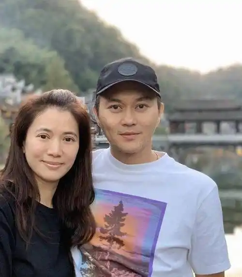 袁咏仪戴13万劳力士热舞,与老公合体出席活动,被网友批显老_张智霖