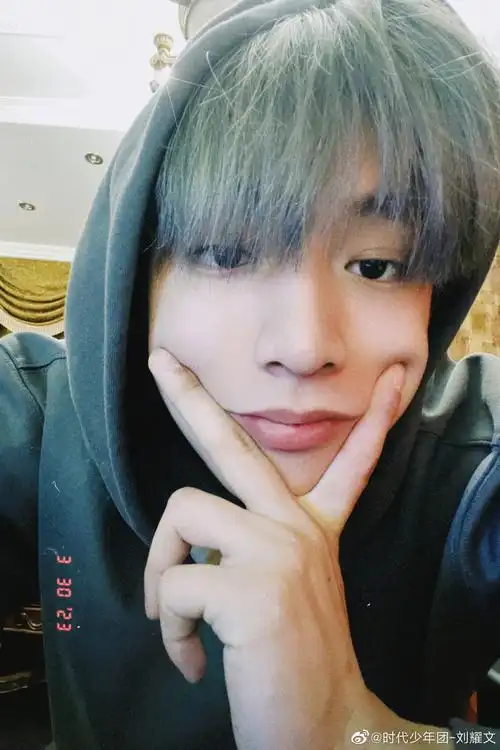 刘耀文分享新鲜自拍 弟弟新发色好好看呢 手指戳脸也太可爱了点_高清