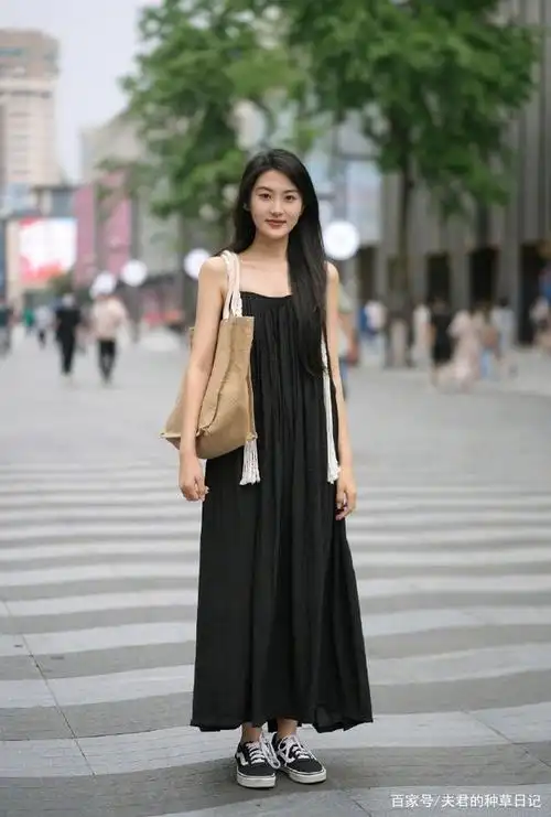 看了杭州街拍才发现:会穿的女人都爱"裙子 运动鞋",舒适时髦