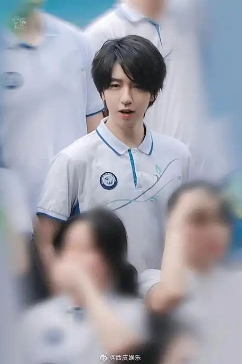 贺峻霖回校拍毕业照