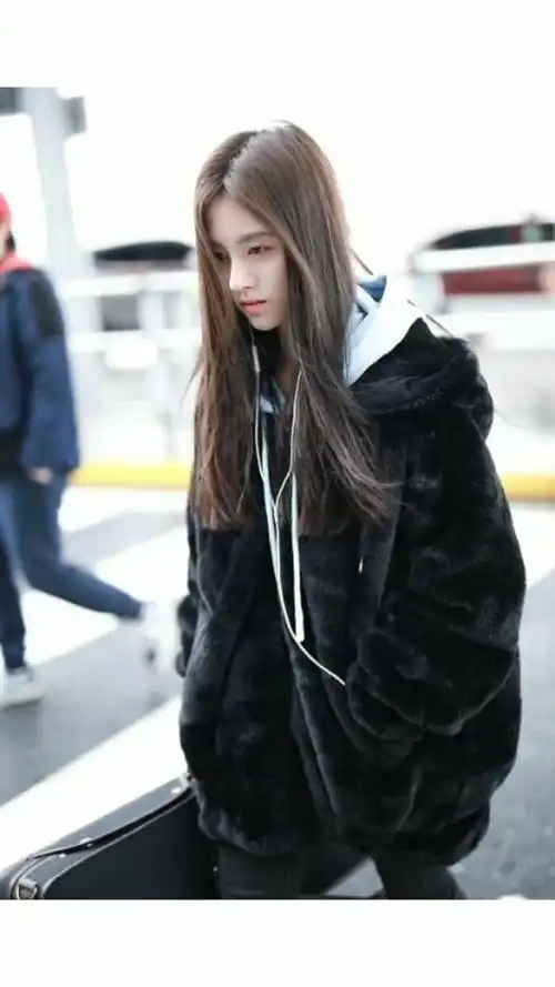 鞠婧祎街拍:毛绒外套内搭卫衣 铅笔裤球鞋低调软萌