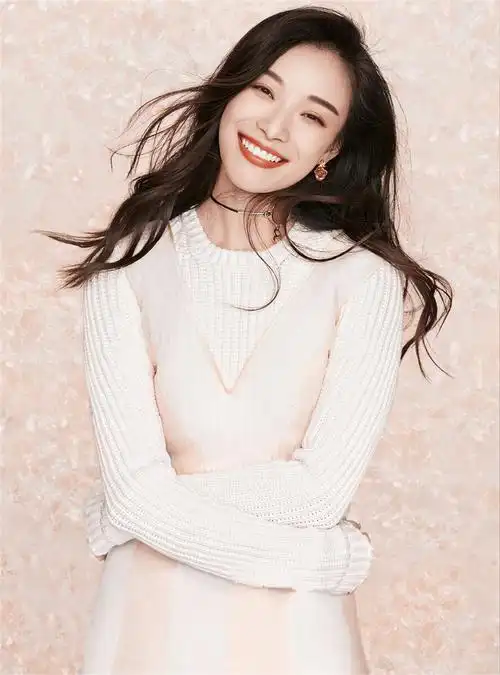 倪妮笑得很自然不知道牙齿是不是天生的