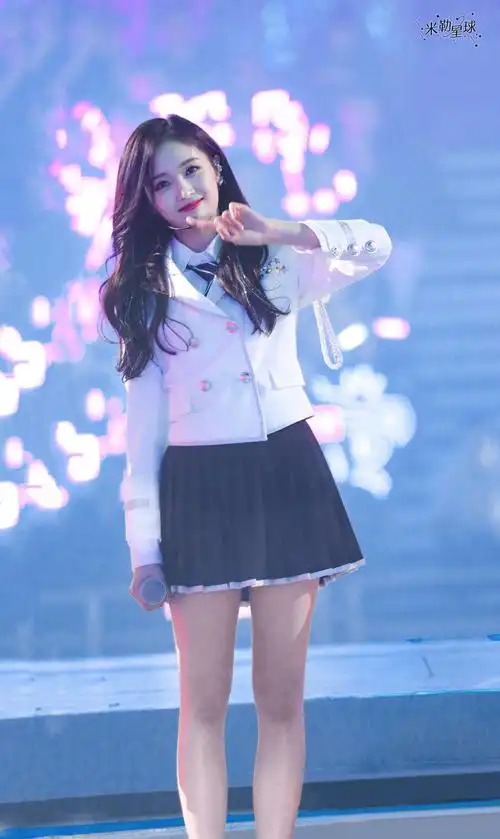 吴宣仪亮相火箭少女101北京演唱会穿白衣服搭配黑短裙面带微笑