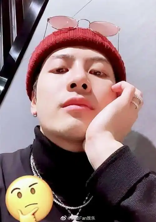 王嘉尔拍照时有多喜欢托腮