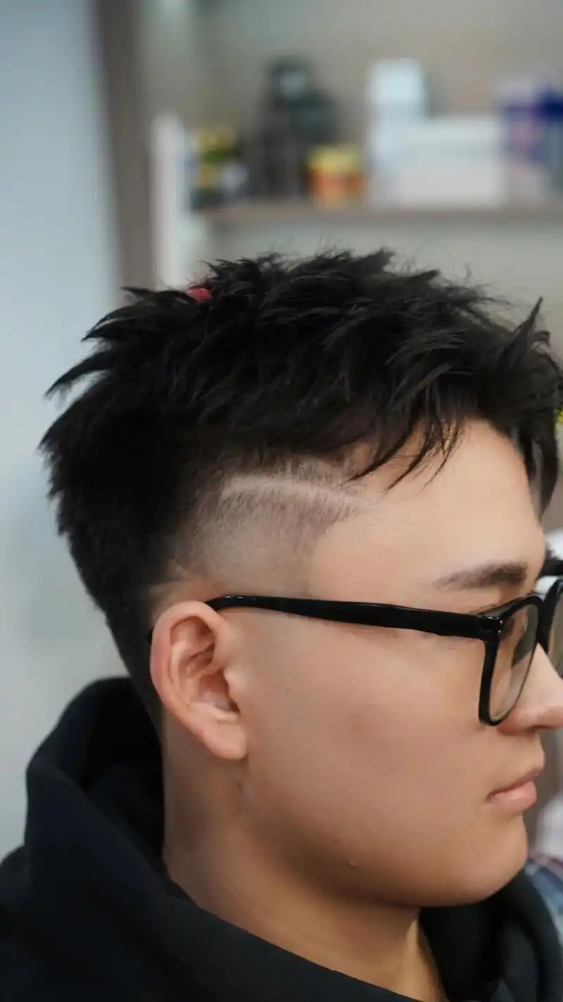 发型内容:侧面局部渐变 简单线条雕刻设计 顶部 - 抖音