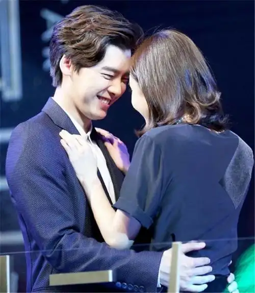 杨幂李易峰低调同穿情侣装! 是巧合? 终于醒悟卓伟在说什么?